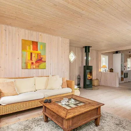 4 Person In سكاغن